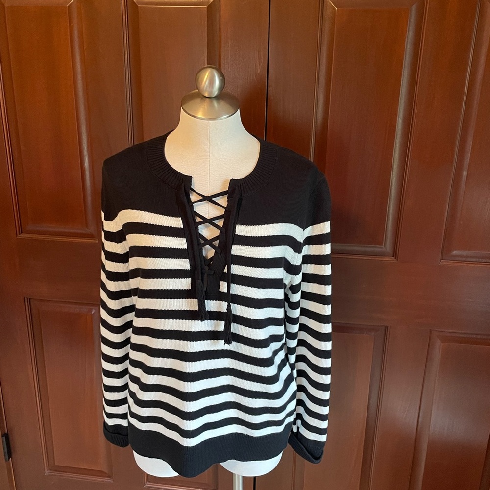 Ladies, long sleeve black and white sweater, size medium from banana republic.
